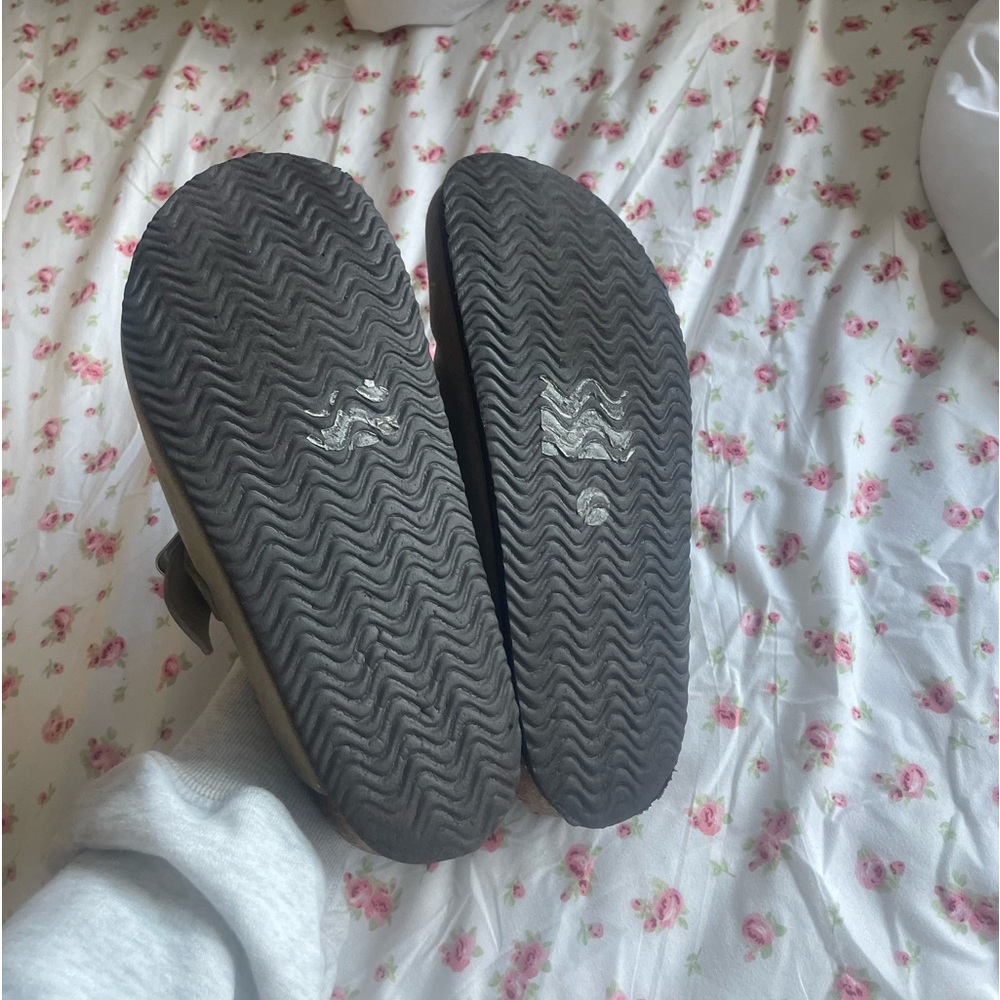 Universal Thread clogs - Picture 2 of 4